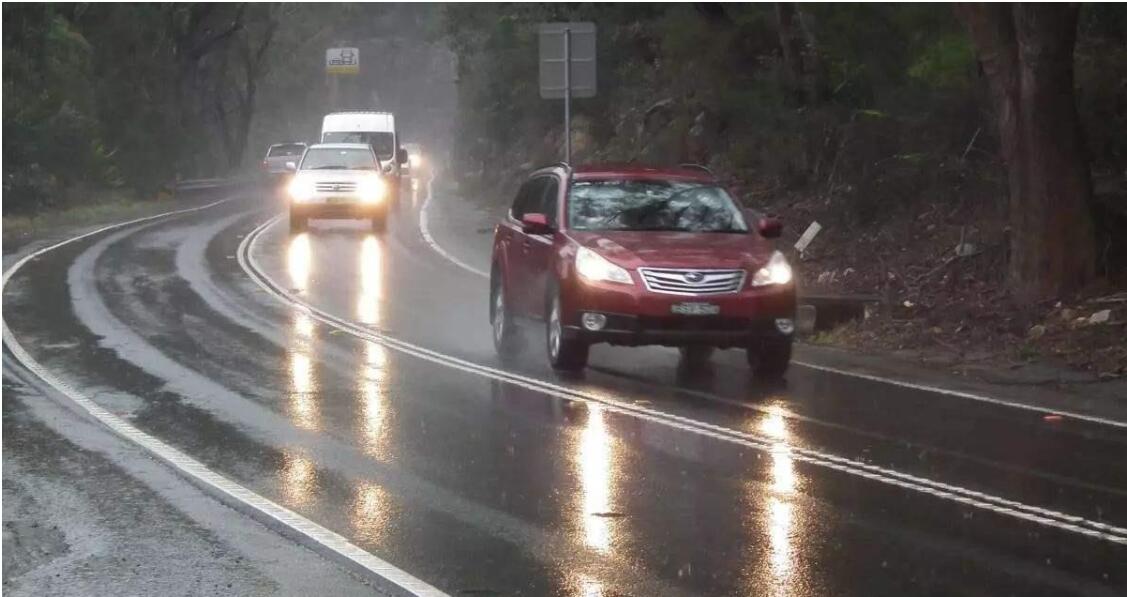 汽車(chē)行駛在雨天路上