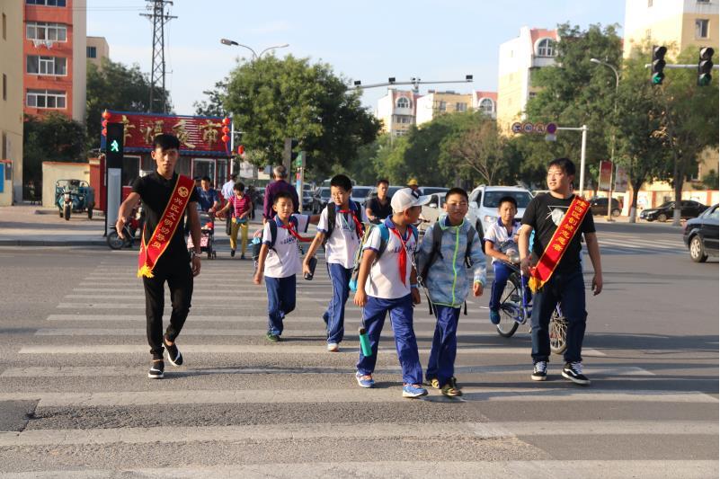 行人過(guò)馬路要注意什么，交通安全科普館給您科普一下