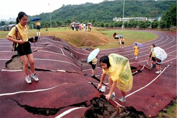 受地震影響裂開(kāi)的跑道