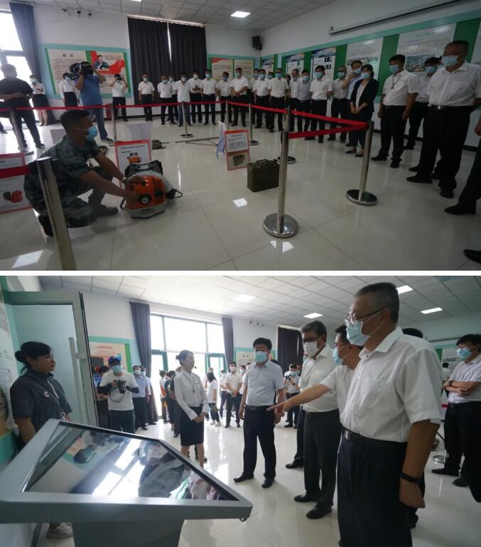 揭牌儀式后，活動(dòng)人員參觀應(yīng)急管理科教體驗(yàn)基地